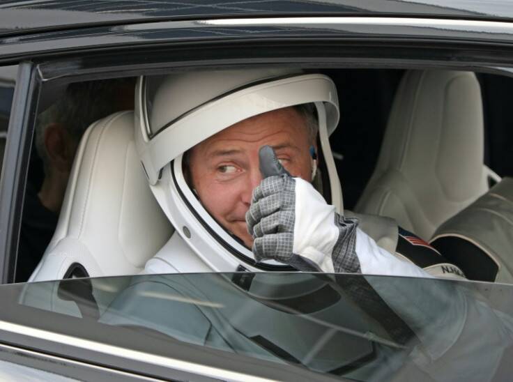 Flight ‌commander Nick Hague of NASA‌ gives ⁣a thumbs up to⁣ family members ‍before⁤ heading​ to the⁣ launch pad at the Kennedy Space Center in Florida